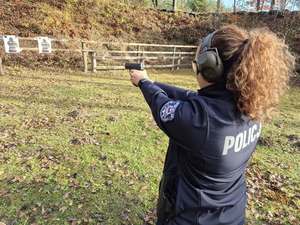 Policjantka w trakcie szkolenia strzeleckiego