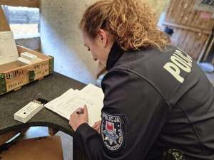 Policjantka w trakcie szkolenia strzeleckiego