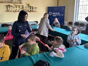 Wizyta dzieci w KPP w Nidzicy