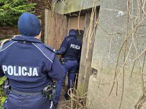 funkcjonariusze podczas kontroli