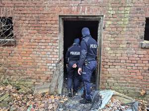 funkcjonariusze podczas kontroli