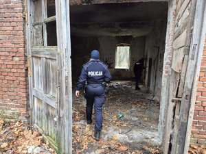 funkcjonariusze podczas kontroli