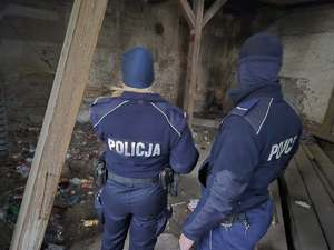 funkcjonariusze podczas kontroli