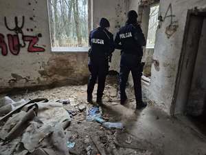 funkcjonariusze podczas kontroli