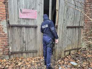 funkcjonariusze podczas kontroli