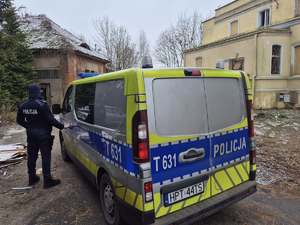 funkcjonariusze podczas kontroli