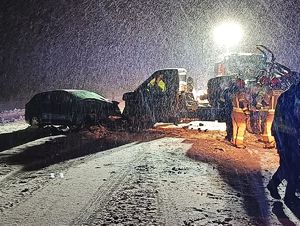 Miejsce zdarzenia drogowego - rozbite auta, śnieg
