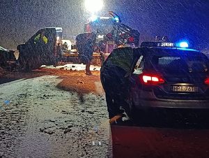 Miejsce zdarzenia drogowego - rozbite auta, śnieg
