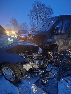 Miejsce zdarzenia drogowego - rozbite auta, śnieg