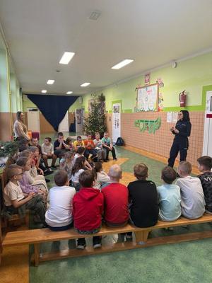 Policjantka z dziećmi w szkole
