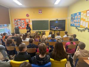 Policjantka z dziećmi w szkole