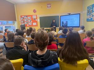 Policjantka z dziećmi w szkole