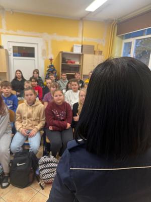 Policjantka z dziećmi w szkole