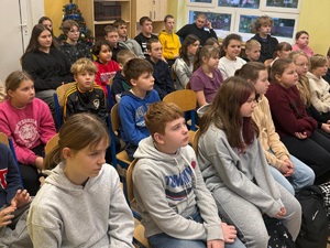 Policjantka z dziećmi w szkole