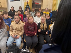 Policjantka z dziećmi w szkole