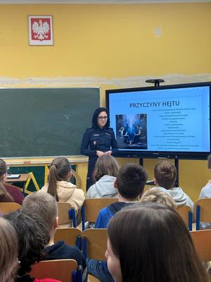 Policjantka z dziećmi w szkole