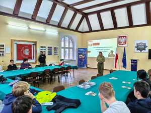 Lekcja w komendzie z klasą mundurową