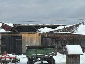 zawalony dach stodoły