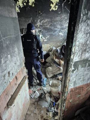 policjant podczas kontroli miejsca