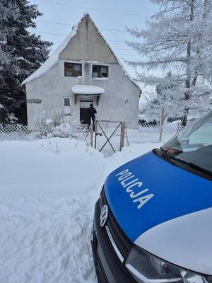 policjant podczas kontroli miejsca