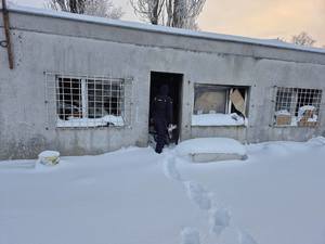 policjant podczas kontroli miejsca