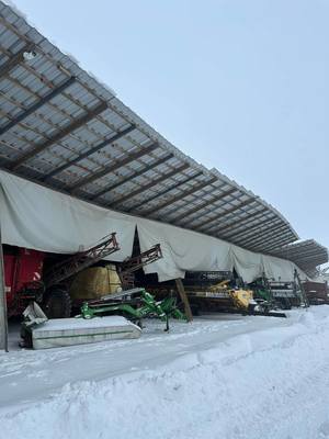 Zawalił się dach hali magazynowej