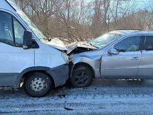 Zderzenie czołowe na łuku drogi koło Grabówka