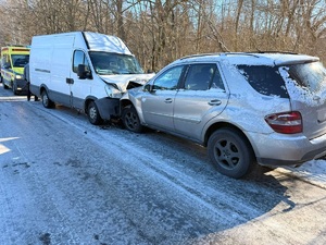 Zderzenie czołowe na łuku drogi koło Grabówka