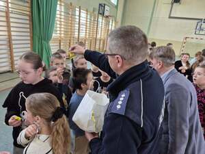 Uczniowie z gminy Janowiec Kościelny świecą przykładem na drodze!