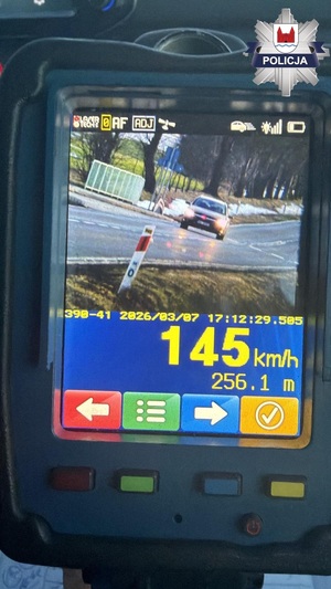 Kolejny kierujący stracił prawo jazdy poza obszarem zabudowanym – przekroczył dozwoloną prędkość o 75 km/h