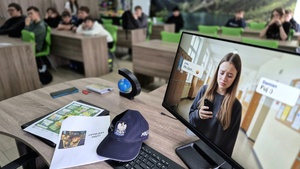 Spotkanie z uczniami w szkolnej sali.