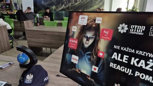 Spotkanie z uczniami w szkolnej sali.