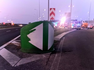 Zasnął za kierownicą i dachował na drodze S7