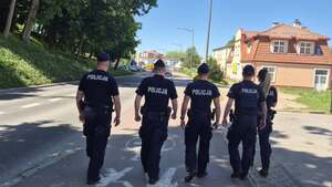 Policjanci podczas służby podczas patrolu pieszego.