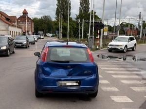 Rozbity pojazd osobowy uczestniczący w zdarzeniu drogowym