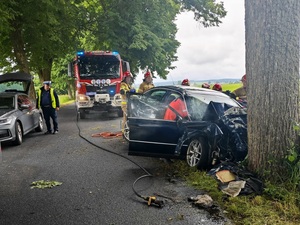 Miejsce zdarzenia drogowego między Rączkami a Dobrzyniem. Rozbite auro i służby ratunkowe udzielające pomocy