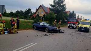 rozbite auto osobowe i pojazdy służb ratowniczych
