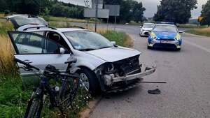 rozbite auto osobowe i pojazdy służb ratowniczych