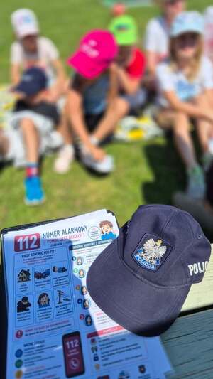 Policjantka inna kobieta oraz grupa dzieci