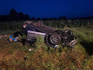 Miejsce zdarzenia na drodze W604. rozbite auto osobowe znajdujące się poza drogą publiczną.
