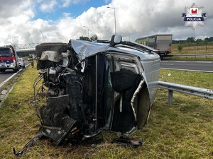 Rozbite auto leżące na boku