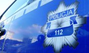 napis policja numerem 112 na niebieskim tle