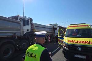 Wypadek na drodze S7 z udziałem 4 pojazdów ciężarowych