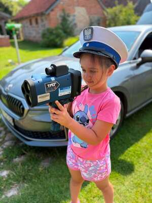 Dzieci z policjantami