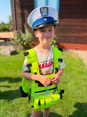 Dzieci z policjantami