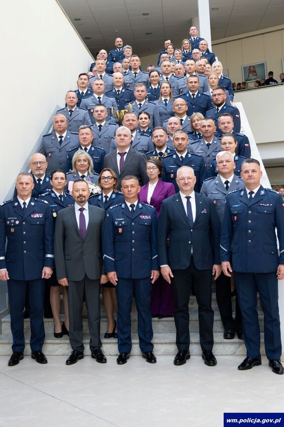 grupa policjantów