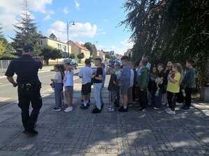 Z dzielnicowym „Razem przechodzimy przez pasy” - policjant z dziećmi w okolicy przejścia dla pieszych