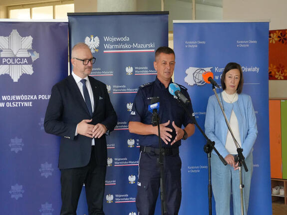 insp. Mirosław Elszkowski – Komendant Wojewódzki Policji w Olsztynie, Wojewoda Warmińsko-Mazurski Radosław Król oraz Jolanta Weronika Skrzypczyńska – Warmińsko-Mazurski Kurator Oświaty