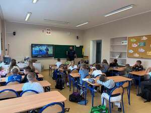 Dzielnicowi w szkołach z tematem bezpieczeństwa w ruchu drogowym